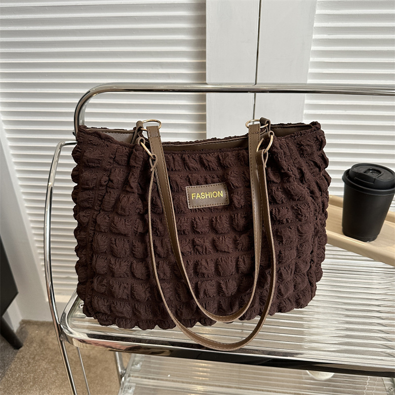 Estilo coreano de las mujeres estilo occidental plisado bolso de hombro de las mujeres 2023 textura de cercanías color sólido bolso de las axilas bolso de mano del todo fósforo moda
