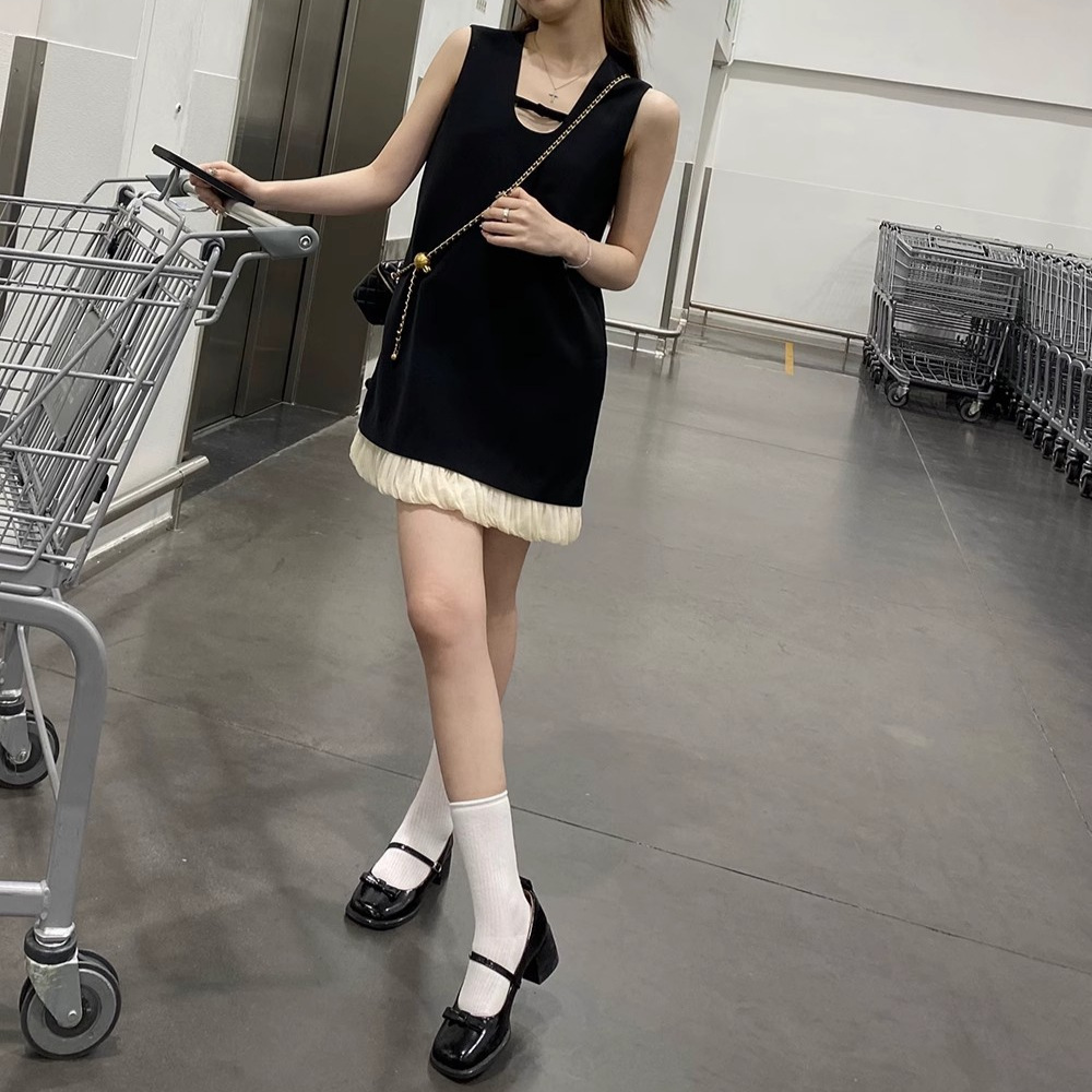 フレンチヘボン風チョッキワンピース女性夏新作ゆったり着痩せ裾柔糸ノースリーブa字小黒スカート