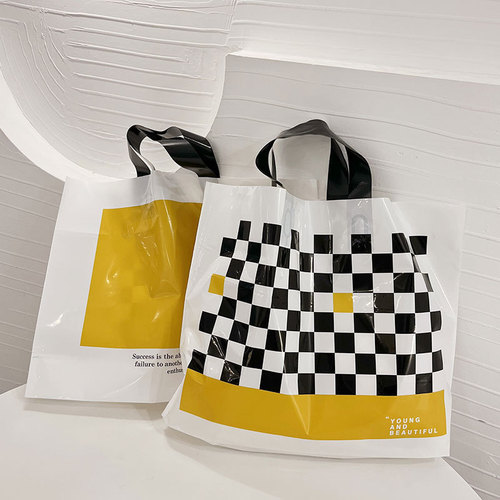 Wholesale shopping plastic tote bags for clothing stores, trendy plastic handbags, plastic gift bags for fashion stores