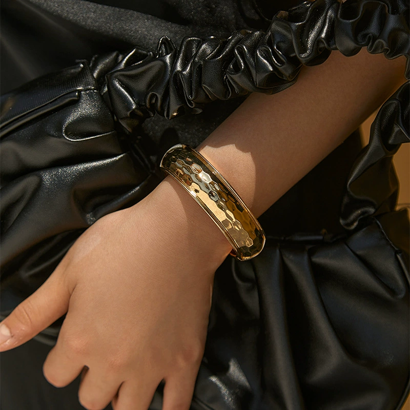 Metal design universal fashionable retro bracelet, European style