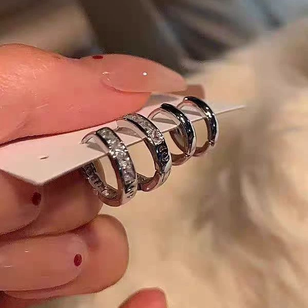 Индивидуальный набор из 4 изысканных и универсальных сережек, которые не нужно снимать во время сна, нишевые дизайнерские серьги для женщин, высококачественные серьги для женщин.