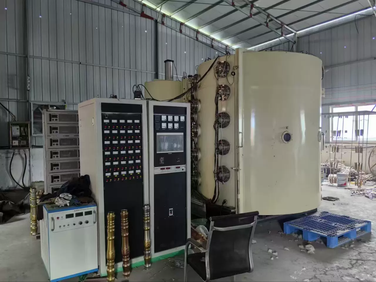 公司有25台真空镀膜机处理用于塑料玻璃五金陶瓷镀装饰功能膜