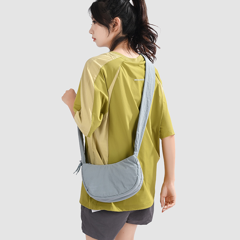 大宽带日系慵懒风斜挎饺子包通勤包新款女包小众挎包尼龙防水包包