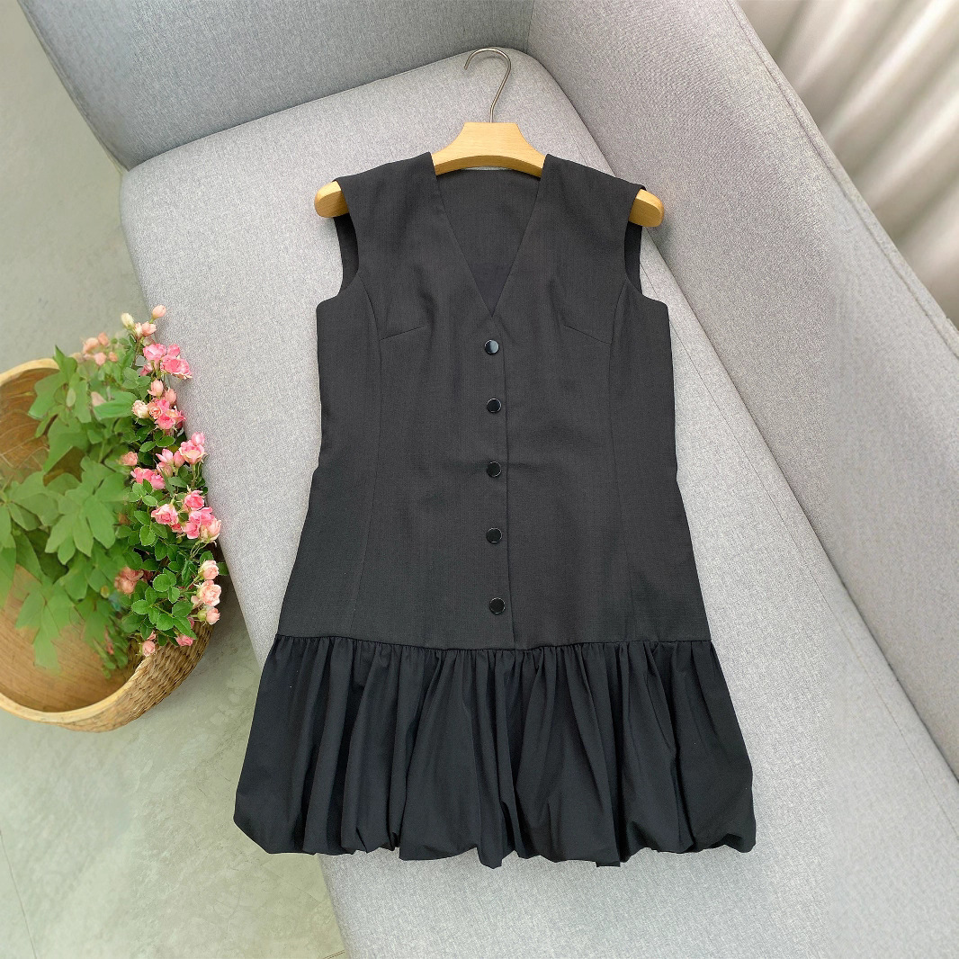 Elegant black dress with sleeves sleevless