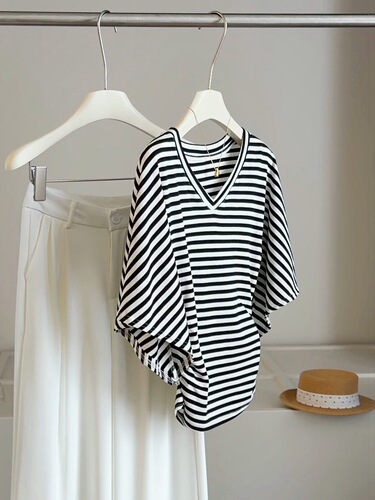 Contrasting stripe v-neck short-sleeved t-shirt women's summer design all-matching loose waist, slimming, trumpet sleeves, chic top