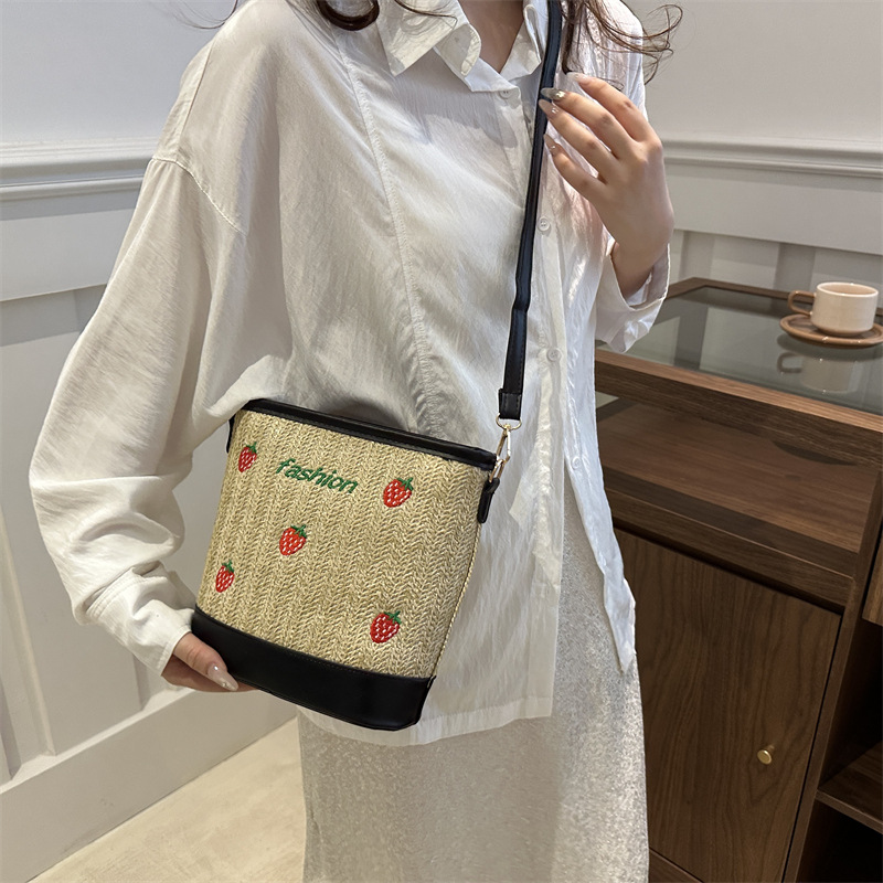 Bagos de balde de tela de fresas de gran capacidad para mujeres 2024 nueva popular alta textura nicho diseño mochila