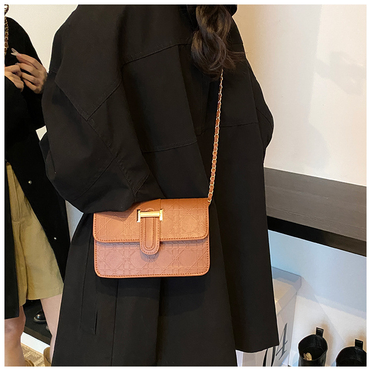 This stylish, high-quality, and trendy hand-held crossbody bag is a new cross-border women's bag for autumn and winter 2024. It features a checkered commuter single-shoulder bag undefined