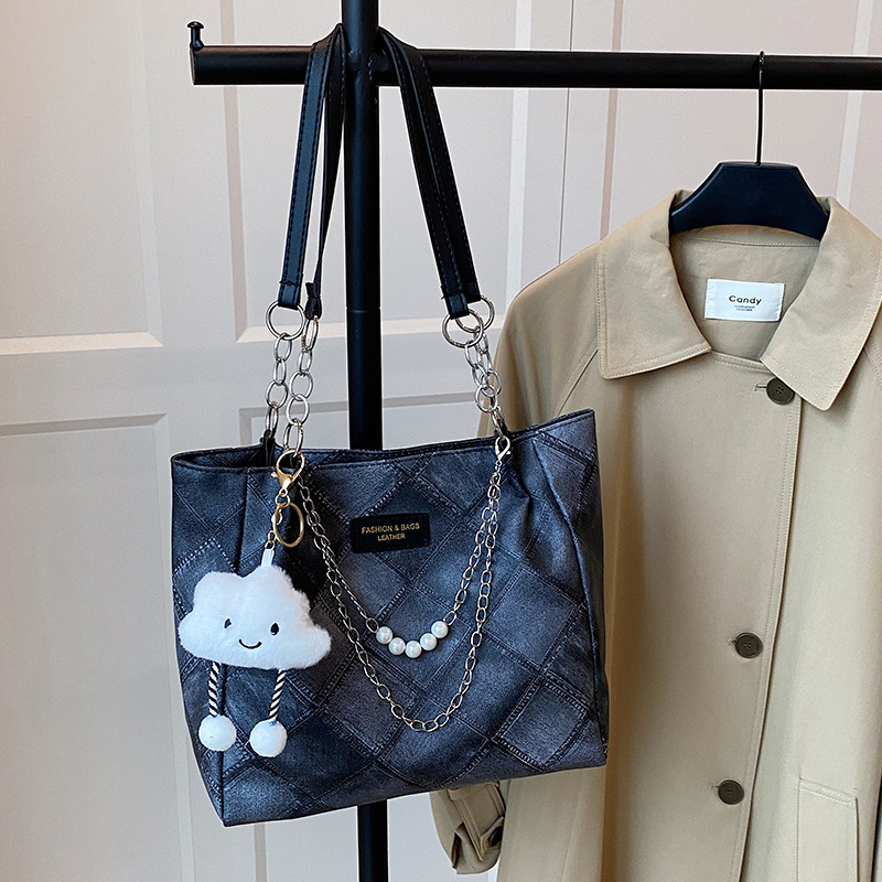 Bolsa de hombro simple y casual 2025, otoño y invierno, nuevo estilo de moda portátil de gran capacidad, bolsa de cubo de transporte de mano