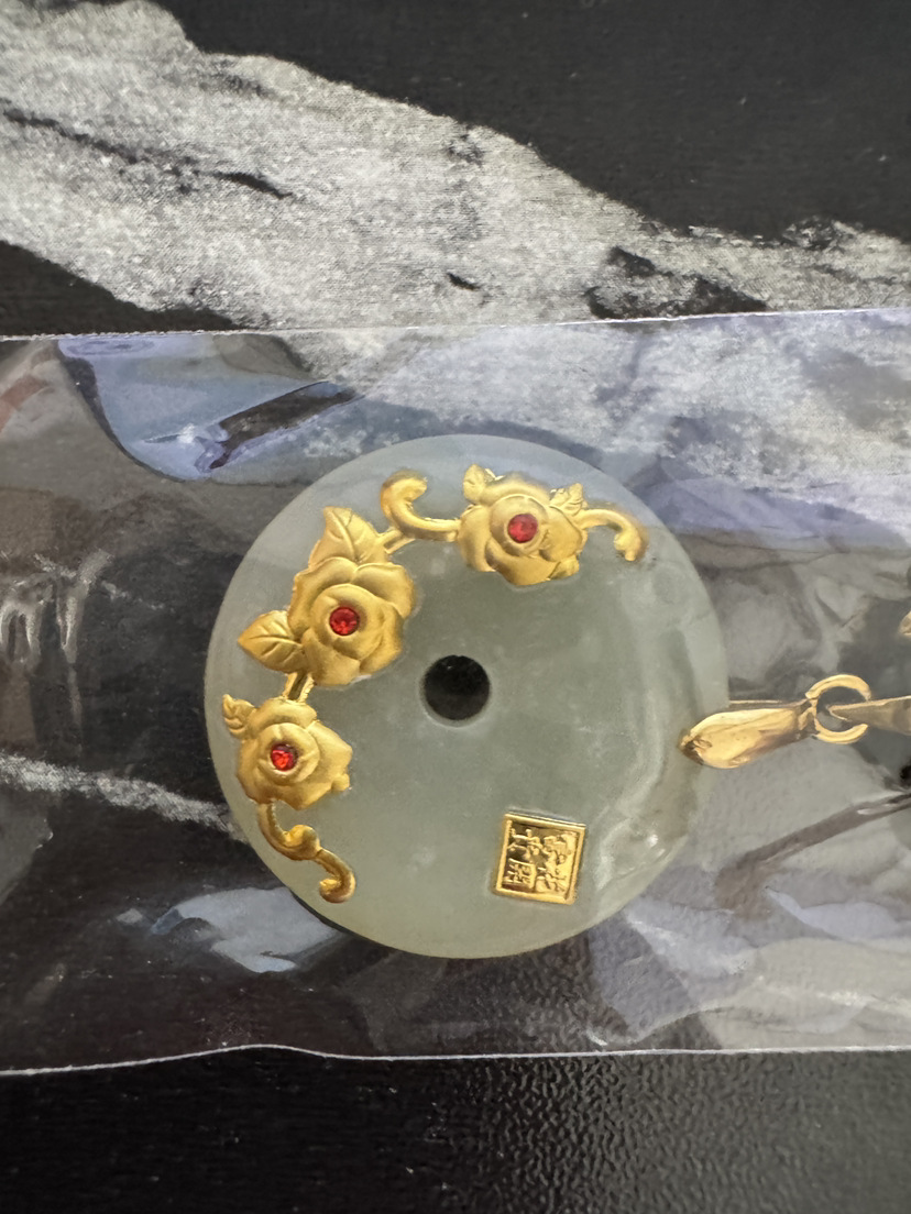 다이아몬드가 세팅된 핑안 버클 매화