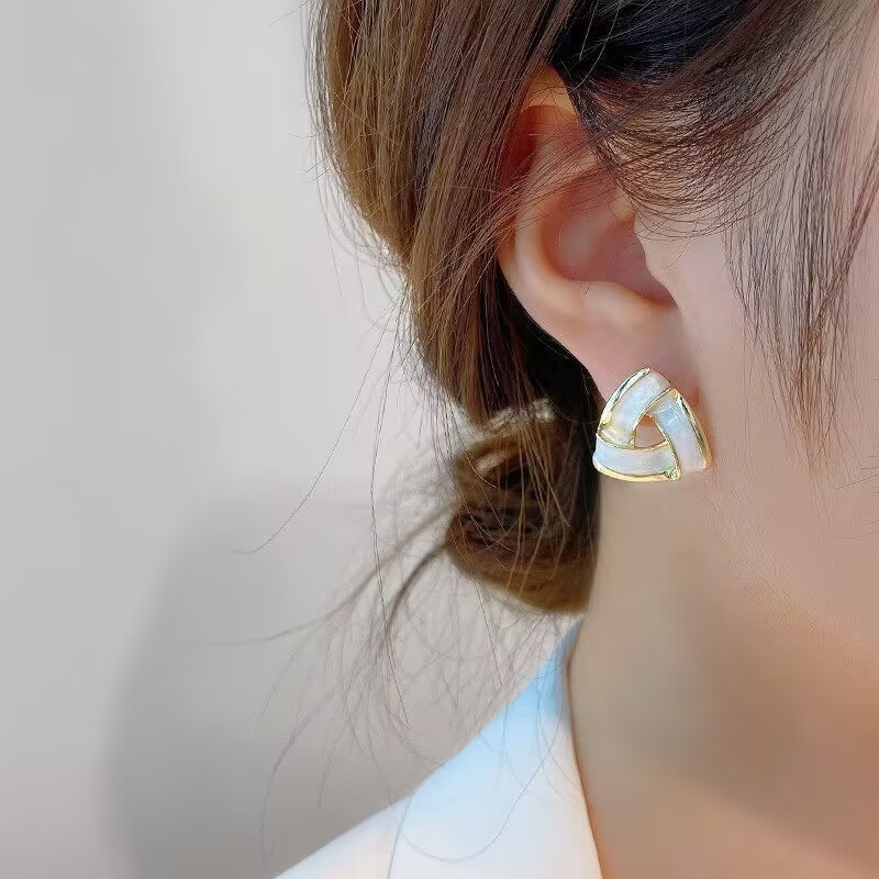 シルバー925 ミルクホワイト オイルドロップ トライアングルピアス 香港風 幾何学的 高級ピアス 小さくて万能 シンプルピアス|undefined
