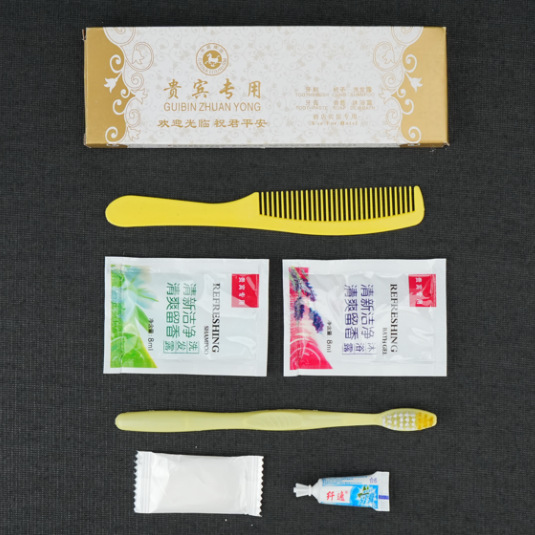 使い捨てバスアメニティのフルセット、6 in 1 トラベルエッセンシャル、ホテルとB&Bの使い捨て歯ブラシと歯磨き粉セット|undefined