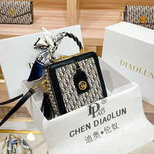 香港品牌DIAOLUN盒子香水女包2023新款时尚百搭潮流苏单肩斜挎包