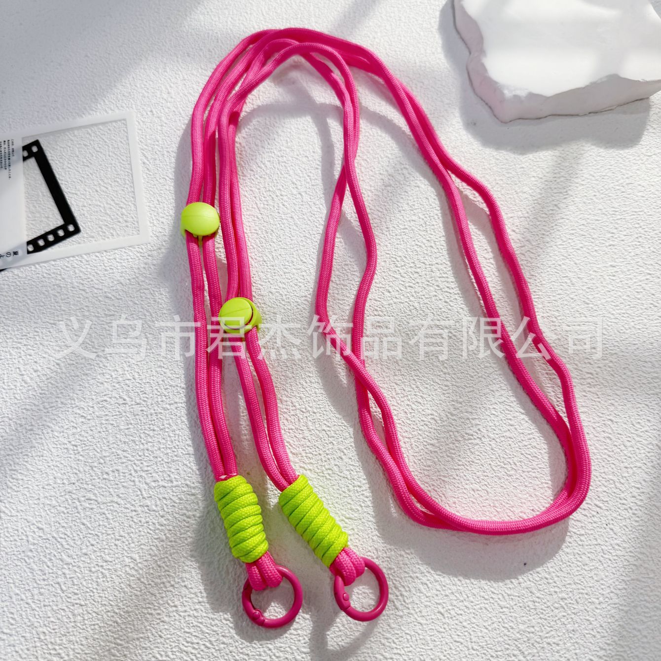 編みカバンのストラップの螺旋の結び紐のiuは鍵のボタンのネットの赤い色の結びの縄の装飾の部品を結びます。