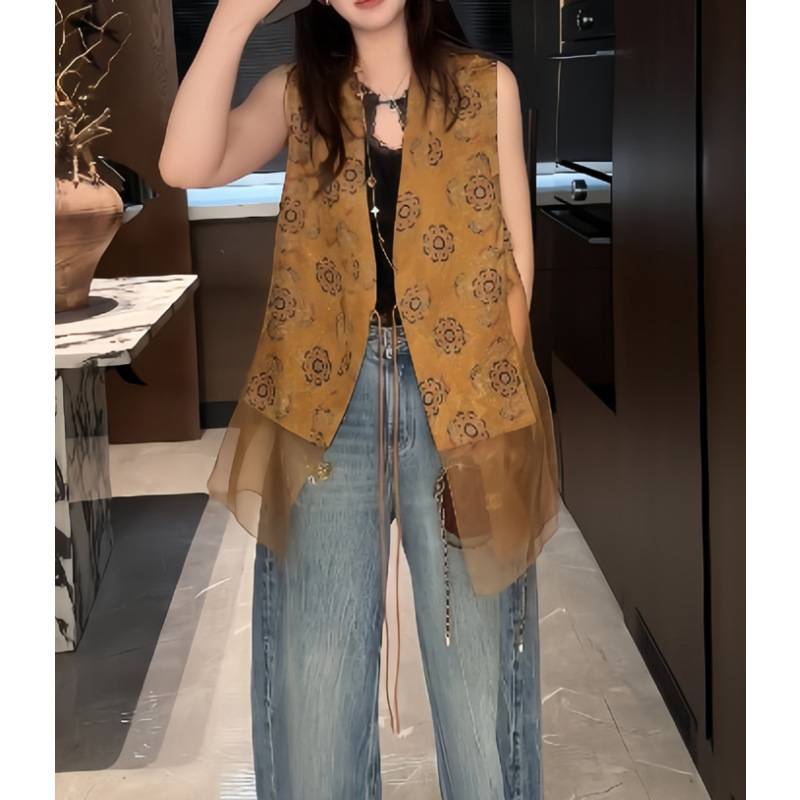 Retro sleeveless vest with tie-dye print, flowing mesh hem, modern Chinese style, casual wear, summer look.
