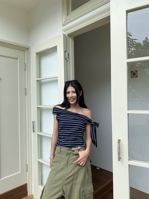 [9hour] ギャル風斜め肩ストラップストライプtシャツ女性2025夏のおしゃれな不規則な上着女性2070|undefined