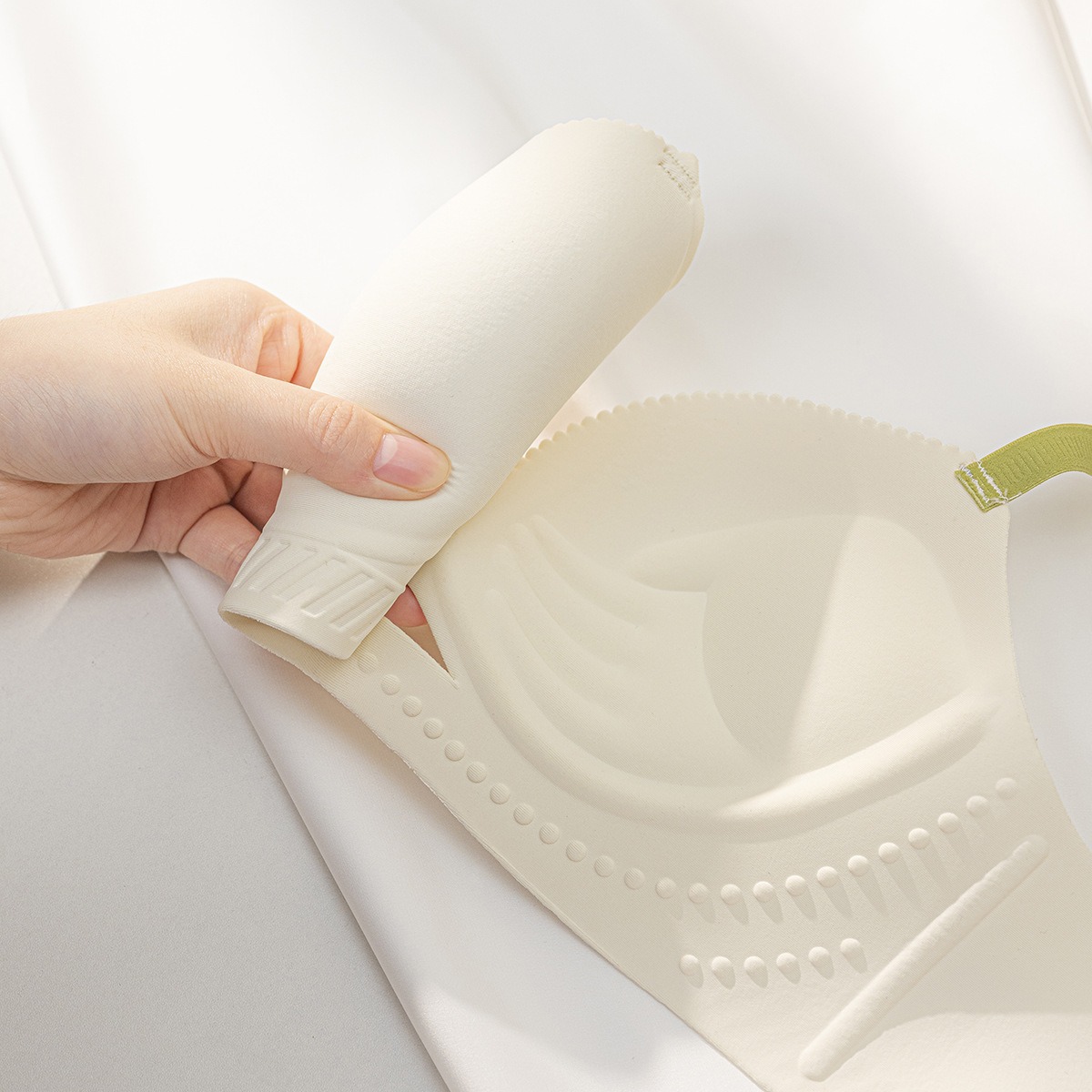 Venta directa de fábrica comercio electrónico transfronterizo Sudeste de Asia Vietnam Tailandia damas pecho pequeño simple sujetador ligero cómodo