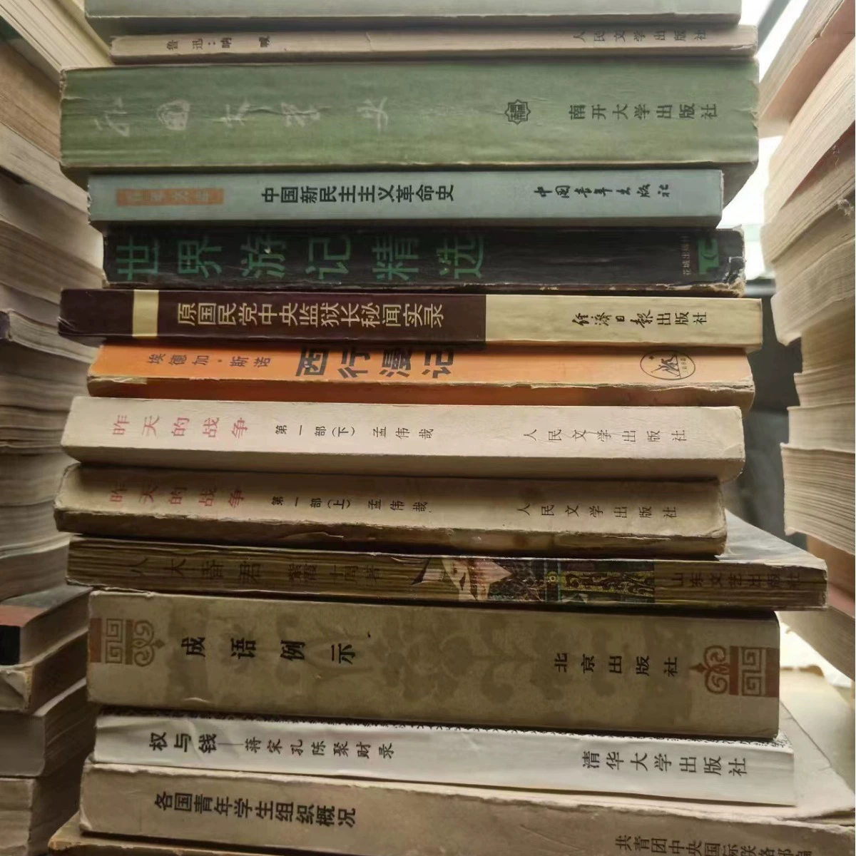 Использованная винтажная коллекция книг, assorted литература и романы для украшения и чтения