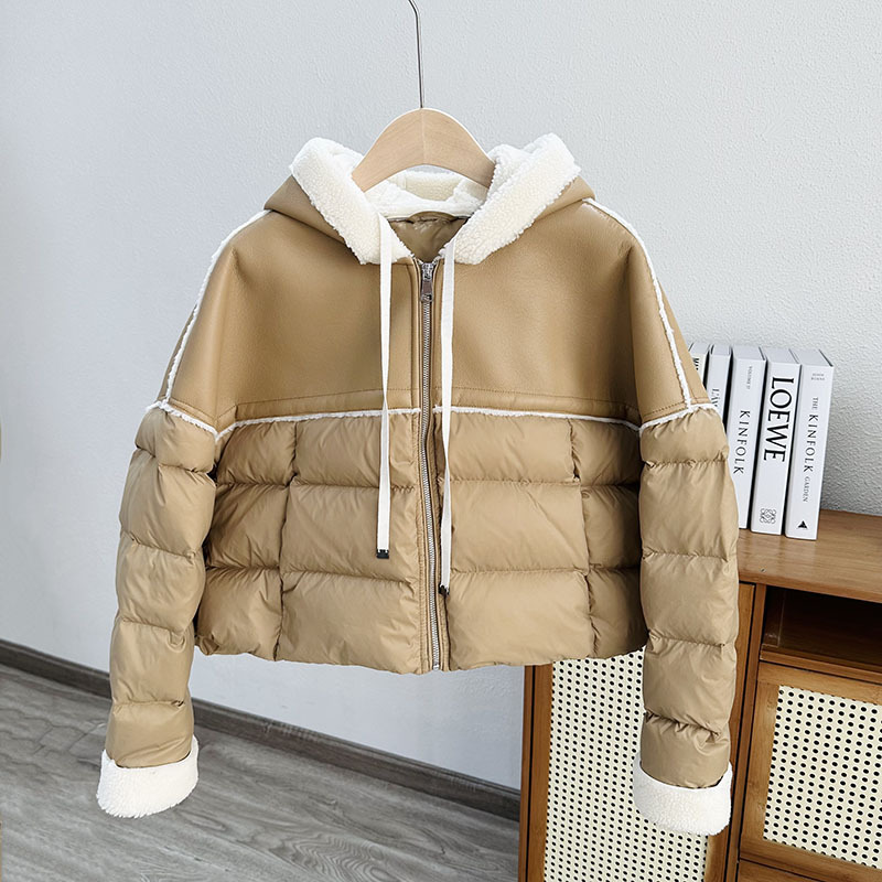 유럽의 하이 엔드 푸시 스킨 양가죽 스티칭 후드 패션 작은 다운 재킷 여성의 짧은 느슨한 따뜻한 코트 겨울