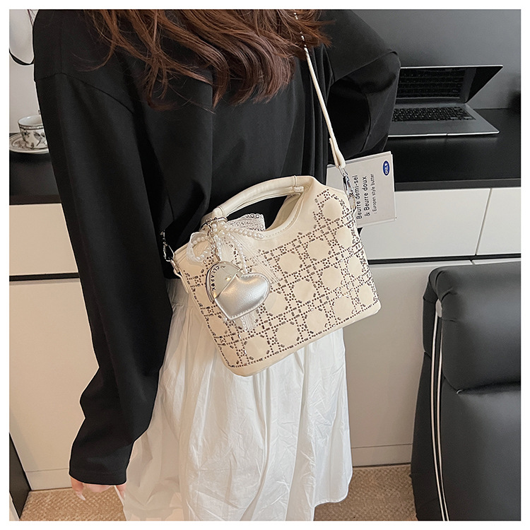 Summer fashion women's versatile hand-held niche crossbody design 2025 simple crossbody bucket bag, new Korean style for commuting undefined