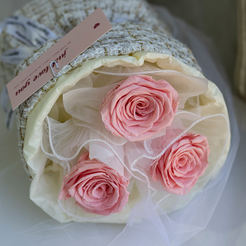 Ramo de rosas eternas de Yunnan en un pequeño estilo Chanel, producto terminado para el Día de San Valentín, adorno de regalo de alta gama, ramo eterno al por mayor.