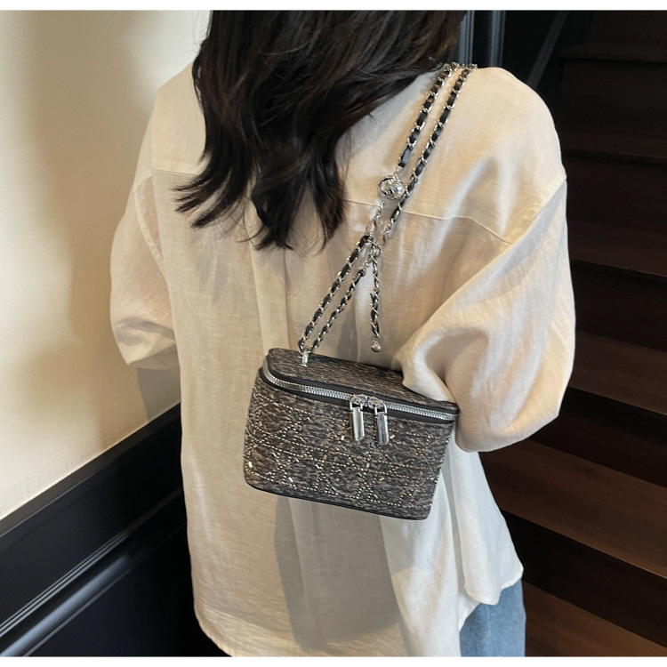 The diamond-shaped chain crossbody bag for women in the summer of 2025 features a fashionable and niche design. This year, the box bucket bag is in vogue undefined
