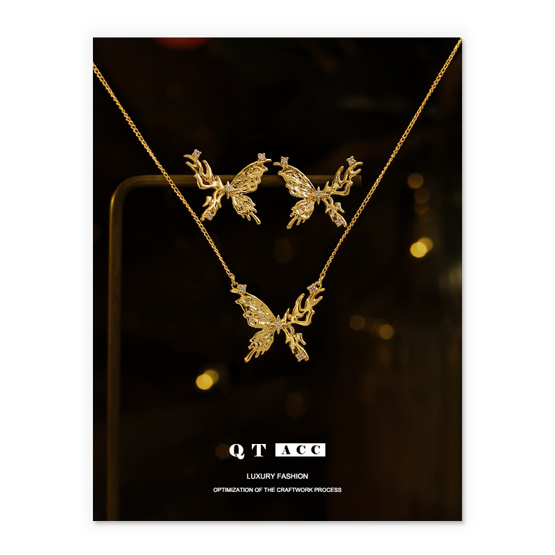 Brass retro elegant pendant with zircon