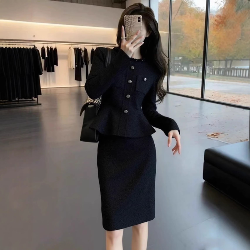 Winter Outfit with a Gentle, Rich Girl Vibe, Elegant Ladylike Style, Goddess-Like Elegance, and a Sophisticated Chanel-Inspired Black Dress