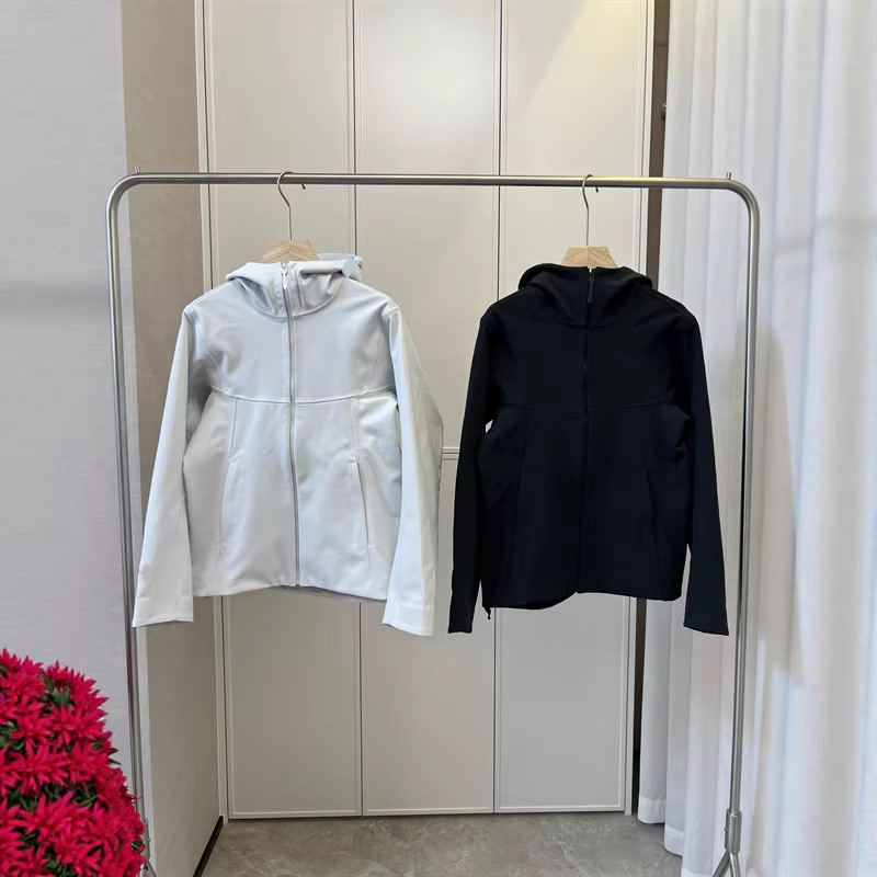 Spring New Style Windproof and Waterproof Sports Casual Women's Jacket with Hood and Fleece Lining Soft Shell Coat