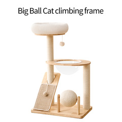 オークの猫は猫の巣の小さいタイプに登ります。