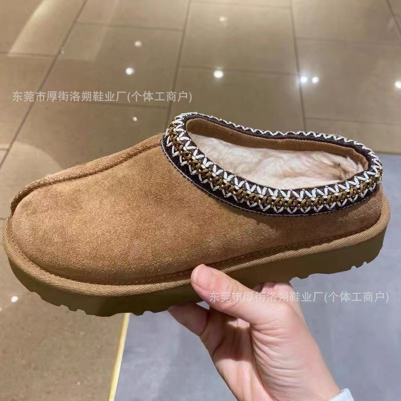 Women's winter snow boots with thick soles, made of sheepskin and fur, lined with plush and thickened, 2026 new model, half-slippers, waterproof fur slippers Women's winter snow boots with thick soles, made of sheepskin and fur, lined with plush and thickened, 2026 new model, half-slippers, waterproof fur slippers