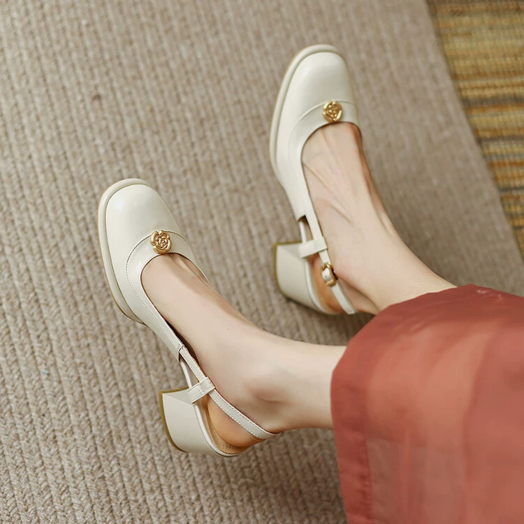 Ретро Стиль Цветочная Пряжка квадратный носок на массивном каблуке римские Туфли летние новые профессиональные Пригородные пустые сандалии с закрытым носком на спине