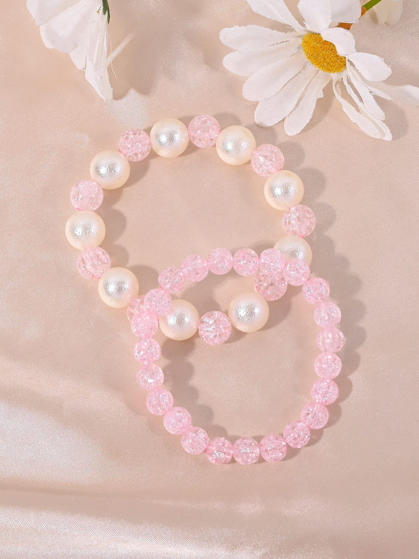 Minimalistische, stapelbare Armbänder, leicht und angenehm zu tragen. Hypoallergen und sanft zur Haut. Eine dezente Möglichkeit, Ihren Alltagslook aufzuwerten._voghion.com