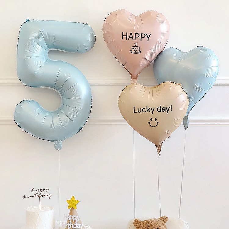 Grandi palloncini blu a forma di numero per decorazioni e sfondo per la festa del primo compleanno di bambini e bambine._voghion.com