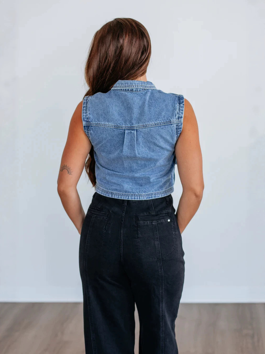 Chaleco de vaquero corto de mujer 2026 primavera y otoño nuevos productos de bolsillo grande simple chaleco sin mangas blusa suelta cardigan 6255