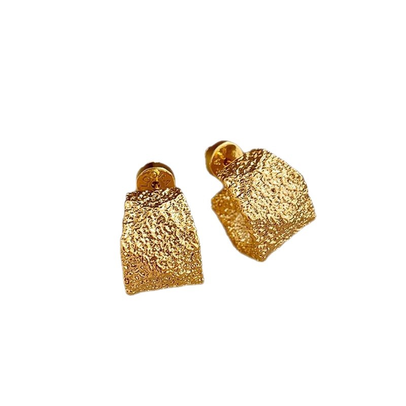 Pendientes geométricos en forma de C con pliegues de aguja de plata Pendientes simples de todo fósforo de nicho retro europeo y americano Pendientes de lujo ligero de alta gama mujeres image 6