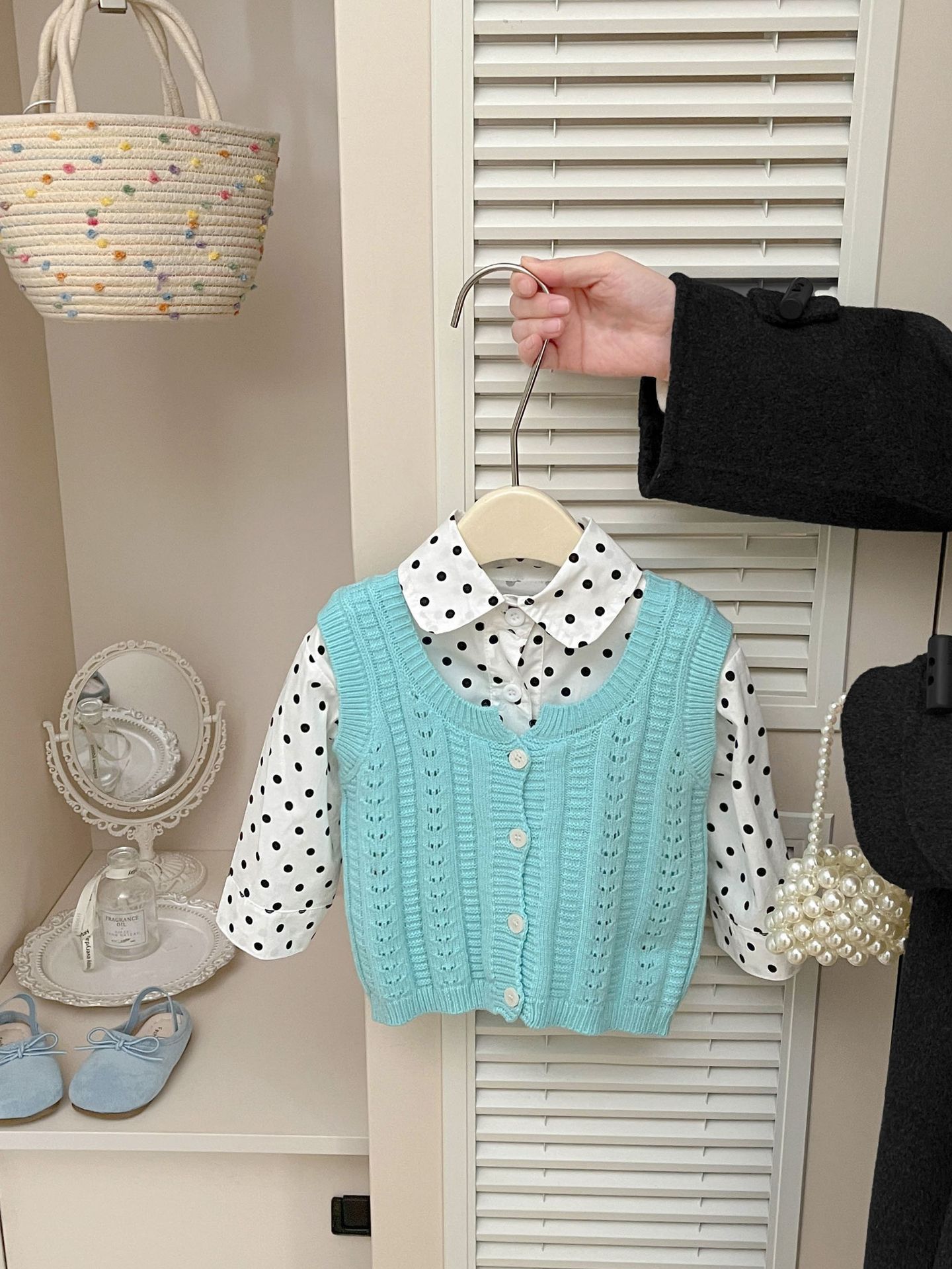 A principios de la primavera, las niñas coreanas usan chaleco de punto 2026 nuevo estilo de estilo extranjero, las niñas de moda llevan un clip de marea.
