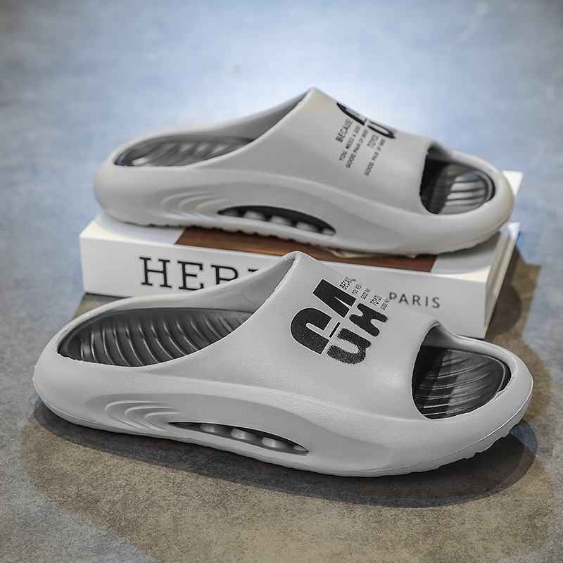 Los hombres de verano se ponen cómodos en el hogar, zapatillas de callejera para parejas.