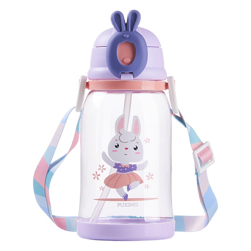 Linda taza de agua de plástico de gran capacidad con paja para estudiantes masculinos y femeninos a prueba de fugas taza portátil al aire libre taza de espacio crossbody al por mayor