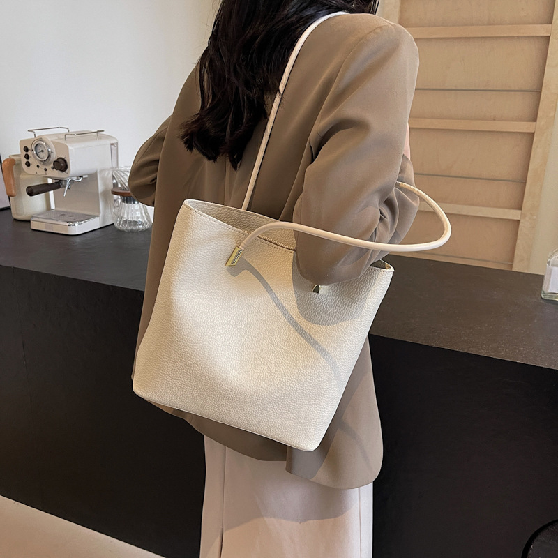 Bolso de viaje de moda simple para mujeres 2024 nuevo retro versátil bolso de hombro de nicho de alto nivel bolso de cubo