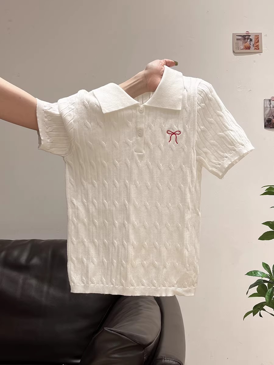Áo thun nữ cổ Polo thêu họa tiết thừng xoắn kiểu Hàn Quốc — màu mơ