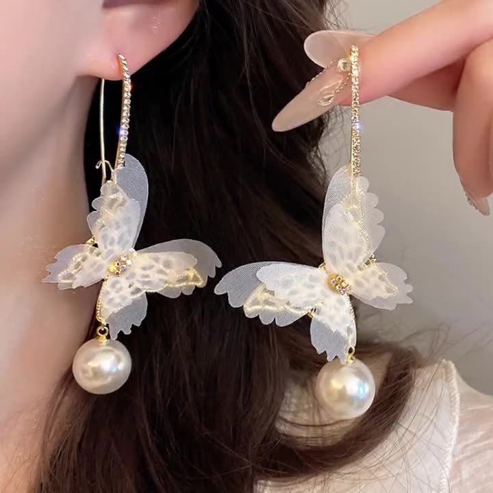 Mariposa malla pendientes colgante de perla 2026 nuevo estilo explosivo de alta sensación pernos de orejas ligeros de lujo nicho ganchos de orejas orejas mujeres