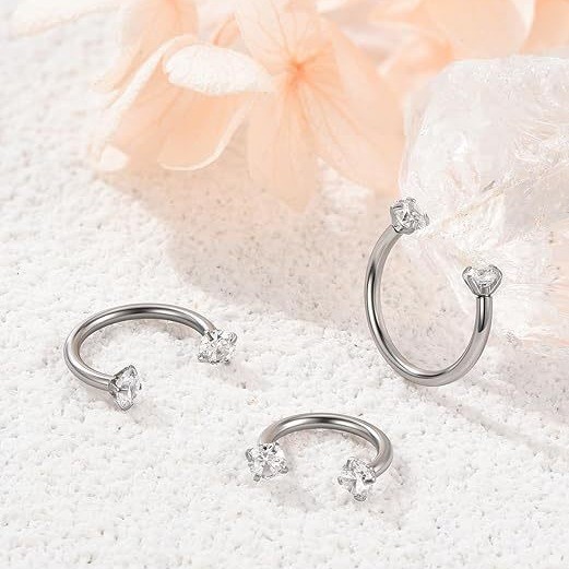Piercing naso in titanio con ferro di cavallo e zircone_voghion.com