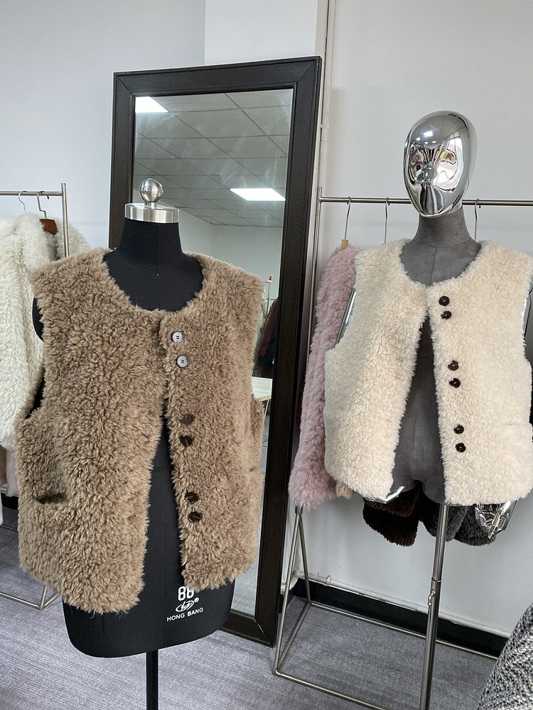winter short vest for leisure with a round collar