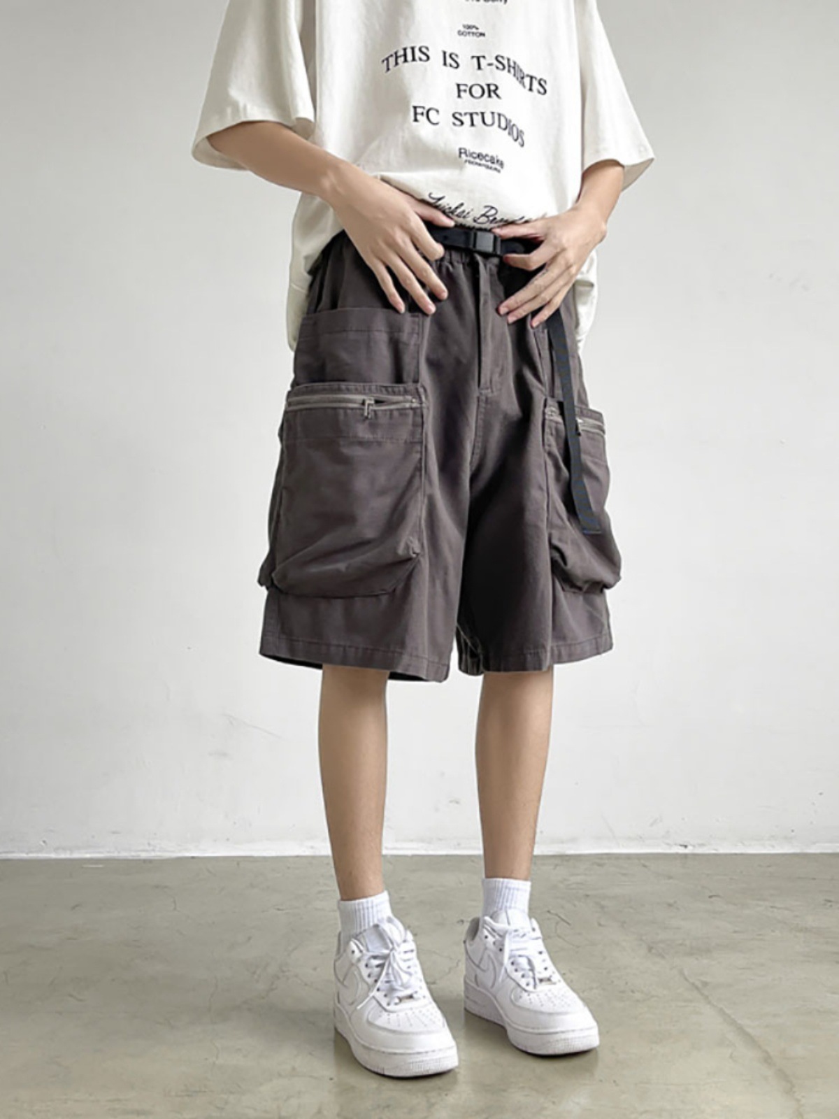 Japanese Retro Functional Multi-Pocket Cargo Shorts for Men, Summer Trendy Straight Mid-Length Shorts with a Sense of Design and Zipper