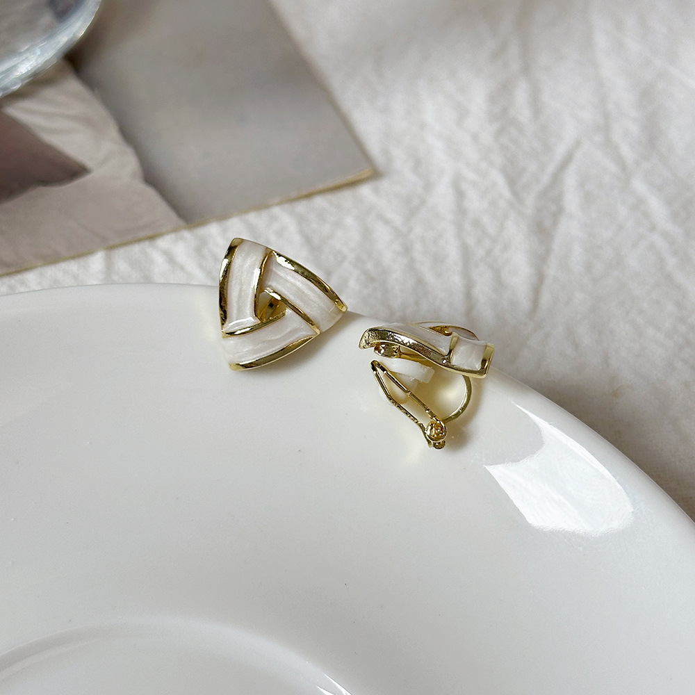Versión coreana del temperamento de camelia, sin orejas perforadas, pinza para la oreja, flor de perla, tablero de ajedrez, pinza para la oreja triangular con diamantes, pendientes de nicho para mujeres