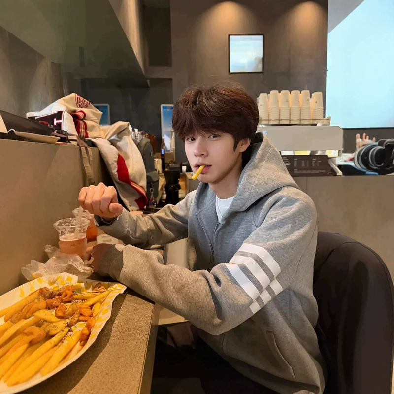 High-quality autumn and winter new TB jacket, four-stripe sweatshirt, unisex Korean style zip-up hoodie, sports casual top High-quality autumn and winter new TB jacket, four-stripe sweatshirt, unisex Korean style zip-up hoodie, sports casual top