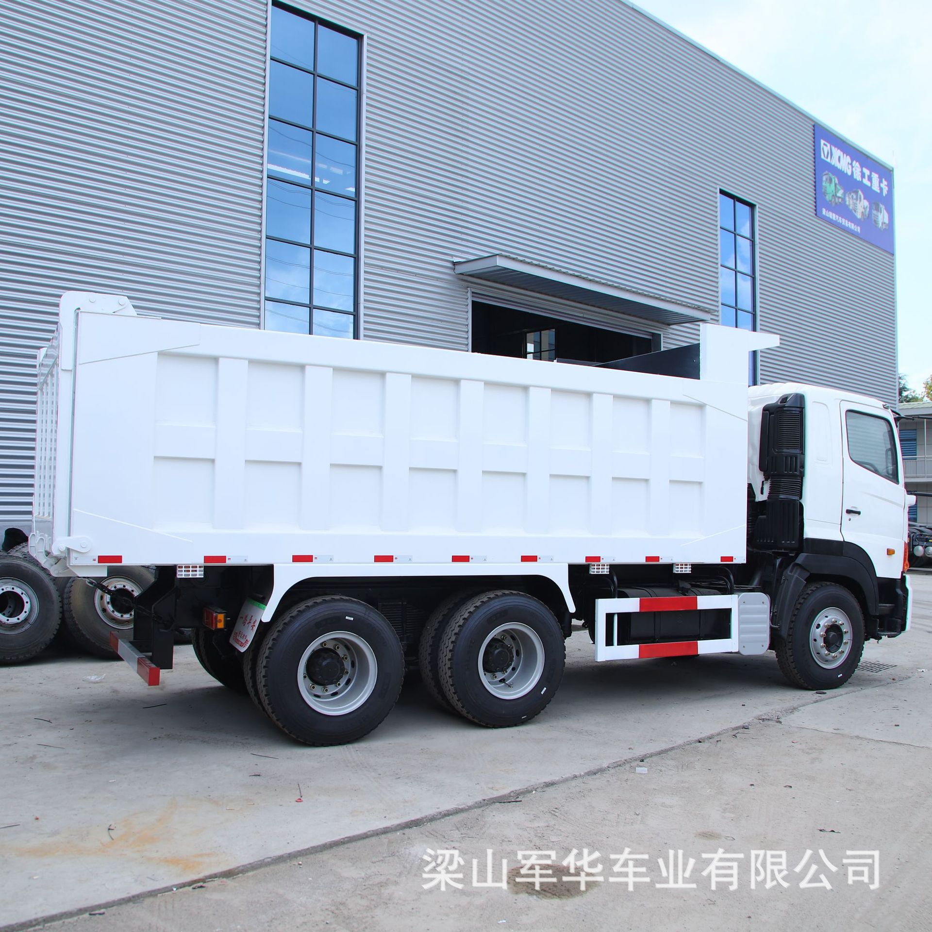 In-stock for sale: Engineering dump truck, mining muck truck, rear eight-wheel self-unloading double-axle dump muck transport truck