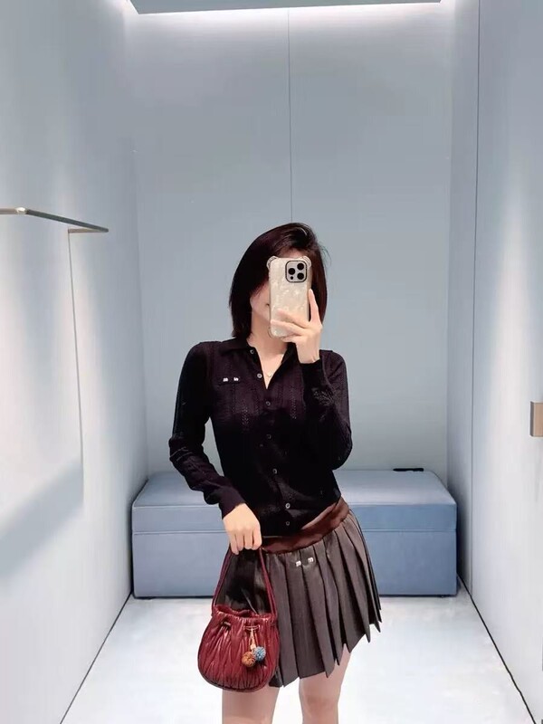 高定mi@u系新款胸前字母徽标刺绣镂空翻领开衫毛衣女|undefined