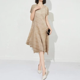 连衣裙;时尚休闲套装;女式T恤