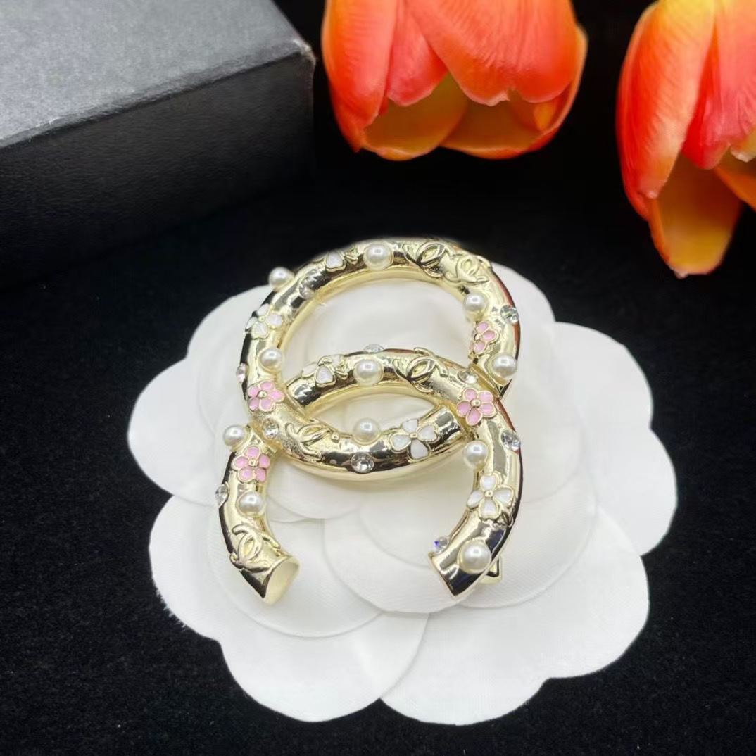 25 Autumn Pink New Love Brooch Feminine Small Fragrance High Quality Light Popular Pin Retro Small Fragrance